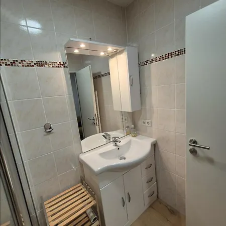 1 Im Ehemaligen Geschenkehaus Apartman